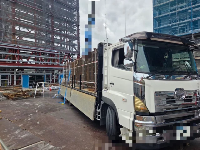 こんにちは
総務部です👀  今回は、現場からお届け🎁  写真の、トラックの荷台にある、🚚
大きく組まれた鉄筋ですが、
加工場で、組まれた鉄筋を、
そのまま現場に、
運搬して使用するやり方で、
　「地面で組む」と書いて「地組」といいます  大きな現場でしか見られず、
加工場で、組むことにより、
よりスピーディーに、作業を進められるため💨
工事の進捗に、大きく関わってきます
他にも、安全性や品質の向上、コスト削減など、
メリットが多いため、状況に応じ、地組を行うことがあります  それではみなさん！
天気も極端に暑く、急な雨が続いてるため、☔️
現場だけでなく日常生活まで！
安全第一、健康第一で！ご安全に！  #沖縄鉄筋#総合建築#地組#鉄筋加工#熱中症注意#古古米🌾