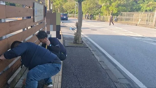 こんにちは
総務部です👀  今回は全体朝礼＆全体清掃の様子です📷  島袋工業では月に一度、
会社周辺の清掃をみんなで行っています🧹
まだまだ暑さの残る中、短時間でも汗だくでしたが、
周りがきれいになると気分もスッキリ😊  その後は、ラジオ体操で体をリフレッシュし
月一の全体朝礼で、毎月の業務報告をして
今月のモチベーションをみんなで高めています👍  それではご安全に！👋  #沖縄鉄筋#総合建築#全体朝礼#ラジオ体操#清掃#朝活
#秋風#夜が涼しい季節