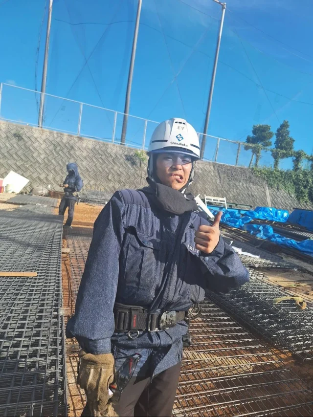 こんにちは
総務部です👀  本日の投稿は新人紹介です🎵
鉄筋部に20歳のフレッシュな新人が入社しました😊
社会人一年目！自ら先輩方や外国人実習生へ積極的にコミュニケーションを取る姿にとても感心させられます！  これから、先輩方から沢山技術を学び成長していく姿が楽しみです✨  島袋工業も、若いエネルギーがプラスされ、更にパワーアップしていきます💪  #沖縄市#鉄筋業#総合建設業#新人教育