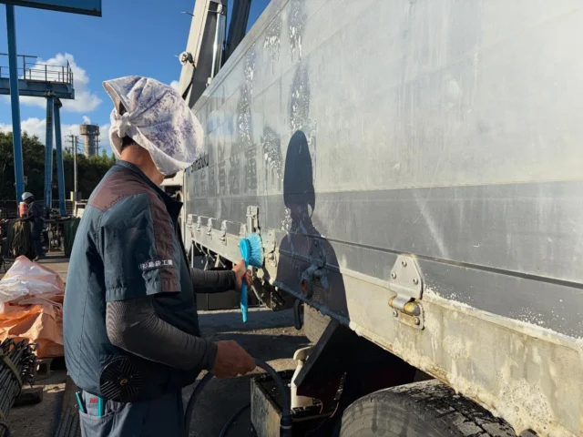 こんにちは
総務部です👀  今日ヤードを覗いてみると
運搬部がトラックの洗車を行っていました🫧  日々の業務に欠かせないトラックですが、
自家用車だと気付かない運転中の悩みがあるそうで…🚚  例えば！
積荷が重く一回の運搬での積載が最大で10〜13tになります。
その際、40〜50キロで走行しても自家用車とは違い、
簡単に止まれません！💨
なので、トラックの車間距離が広いのは譲っているわけでなく
安全に走行できるようにするための余裕です！
トラックの前に入る時は
それを踏まえて余裕を持って車線変更を心掛けるとgoo👍  また、積載量が大きいと上りの坂道発進も大変になります。
トラックの坂道発進が予測、確認できた時は、
車間距離を余分に取ってあげるとgoo👍  それでも、運転している時の楽しみは景色なんだそう💭
今回走行時の運転席からの写真は撮れませんでしたが、
予想以上に高く、初めて販売機を眺めました！笑笑🫣  いつもいつも長時間の運転から
鉄筋の積み込み、下ろしまでお疲れ様です🤗  #沖縄鉄筋#総合建築#運搬部#トラック運転#10tトラック
#鉄筋積み込み#トラックドライバー労って月間開催