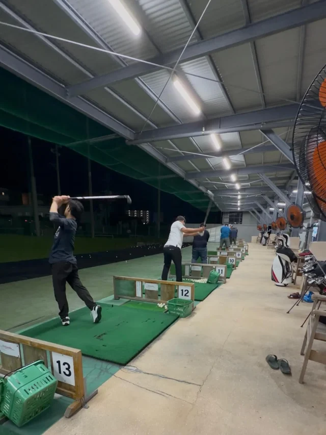 こんにちは
総務部です👀  今回はゴルフ練習の風景をお届け🤲  島袋工業では、2ヶ月に1度程度で
ラウンドを回っています！
そのため、水曜日にはゴルフ練習dayがあり
仕事終わりにはゴルフメンバーでゴルフの猛特訓🔥  今後も、引き続き
いいスコアが狙えるよう
レベルが上がっていく
島袋工業を発信していきますので
お楽しみに🙌  #沖縄鉄筋#総合建設#ゴルフ#ゴルフday#目指せスコア100！✨