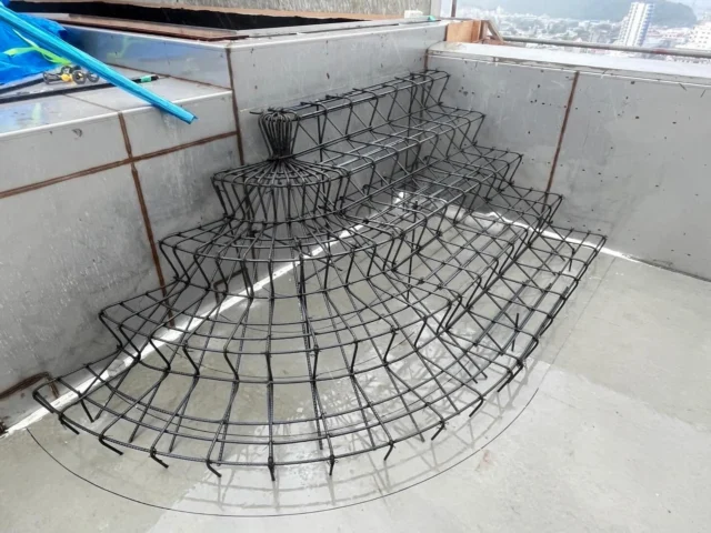 こんにちは
総務部です👀  今回珍しい鉄筋を発見✨
普段は、目にすることのない「プール水中階段」の鉄筋部分  コンクリートで仕上げられる前の、骨組みの美しさが際立ちます👏
ひとつひとつ丁寧に組み上げ、形状や強度にもこだわっています。  “何気ないところにも鉄筋の力がある”って知ると、
建物の見え方が、ちょっと変わりますよね😮  季節の変わりや流行り病に気をつけて頑張っていきます👍  #沖縄鉄筋#鉄筋工事#総合建築#水中階段#インフルエンザに負けるな
#肌寒い季節🍂