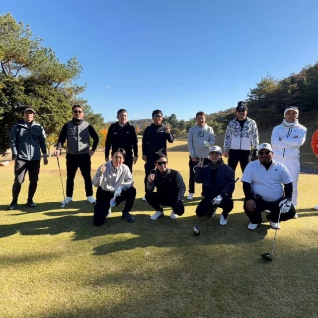 こんにちは
総務部です👀  島袋工業では、社員研修の一環として11月21日〜23日に神戸にてゴルフ研修を実施しました。
12名で参加し、2日間のラウンドを通じて判断力・集中力・コミュニケーションの大切さを再確認しました⛳️  夜は懇親会で交流を深め、
最終日は南京町にて視野を広げるための現地研修を行いました。
学びと団結の深まる、有意義な3日間となりました。  #社員研修
#神戸
#南京町
#ゴルフ
#沖縄総合建設業