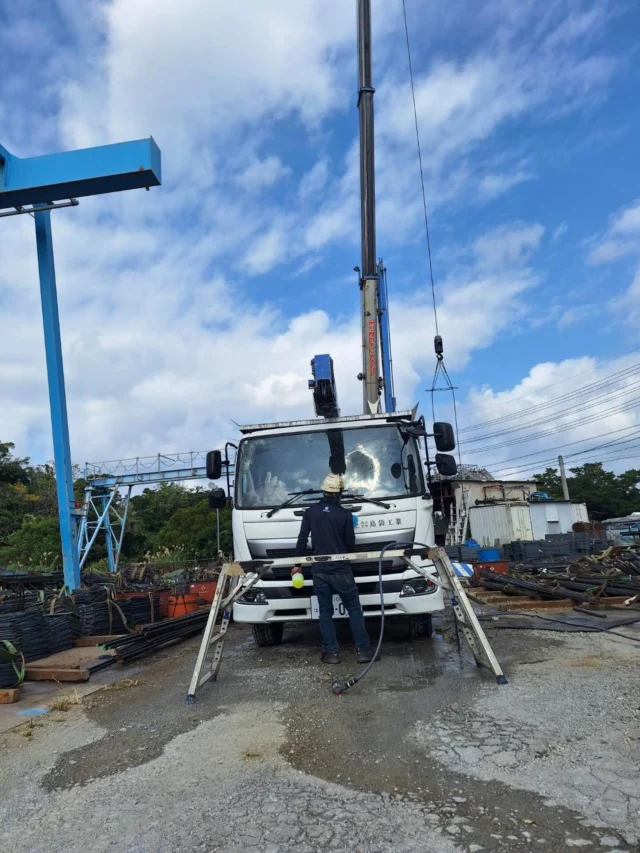 🚛 【正社員募集｜沖縄市】 ✨
株式会社 島袋工業
＼新しい仲間を募集中！／  🏗 仕事内容
・建築資材の運搬
・資材のメンテナンス
・加工補助 など
👉 沖縄のインフラを支える、やりがいある仕事！  💪 経験者優遇！
「免許はあるけど経験が浅い…」
そんな方もOK！
➡ 各種免許取得支援制度あり
働きながらスキルアップできます！  💰 給与
・日給 11,000円〜
※経験者優遇
※試用期間3ヶ月：日給10,000円
※昇給あり／賞与年2回あり  ✅ 待遇・福利厚生
・社会保険完備
・有給休暇あり
・ユニフォーム支給
・駐車場完備
※車両持ち込み・期間請負契約も相談OK！  ⏰ 勤務時間・休日
・8:00〜17:30（休憩90分）
・週休2日制（日曜＋1日）
・大型連休あり
（年末年始／GW／旧盆）  📝 応募条件
・中型または大型免許をお持ちの方
・鉄筋・鉄骨資材運搬の経験者大歓迎！  📞 応募・お問い合わせ
まずはお気軽にお電話ください！
📱 098-923-0591（9:00〜17:00）
※面接時：履歴書（写真貼付）持参  🤝 一緒に沖縄の街づくりを支えませんか？
ご応募お待ちしております！  #島袋工業 #沖縄求人 #沖縄市
#正社員募集 #建築資材運搬
大型ドライバー 中型ドライバー
沖縄で働く 沖縄仕事探し