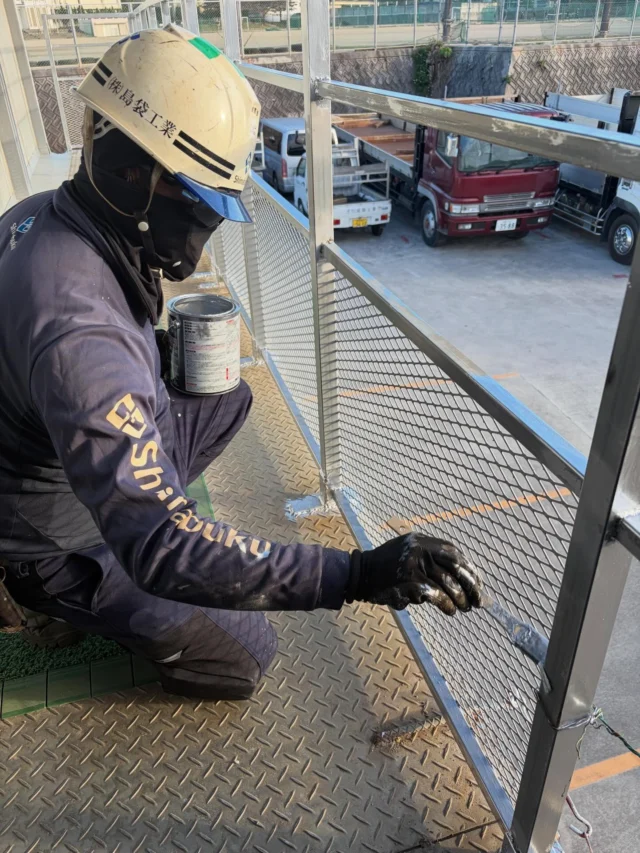 こんにちは
総務部です👀  年が明けて少し日が経ち、
ようやくいつものペースを取り戻してきました😊  今年に入ってからは、
お世話になっている事務所の修繕でペンキ塗りをしています🫟  「これからもよろしくお願いします」の気持ちを込めて、
感謝を形にしながら、ひとつひとつ丁寧に✨  綺麗になっていくのを見ると、やっぱり気持ちがいいですね！  #沖縄建設業
#鉄筋工事
#建設業
#社内修繕
#職人の仕事