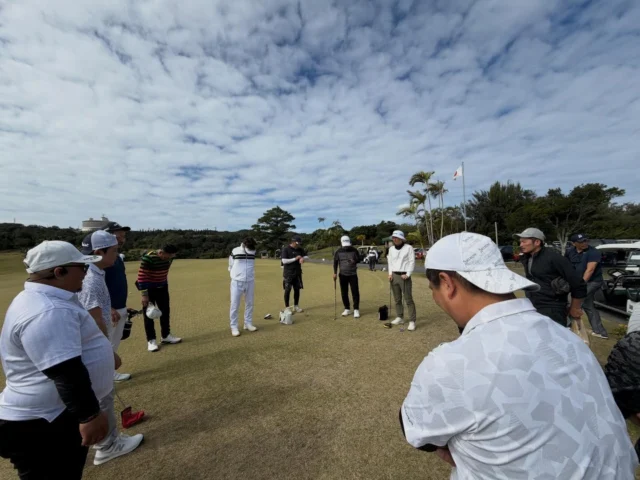 こんにちは
総務部です👀  ⛳️島袋工業 ゴルフコンペ開催⛳️  1月17日、島袋工業ゴルフコンペを行いました🏌️
それぞれが目標スコアに向けて、しっかり練習して当日を迎えました🔥  悔しい結果は締めの食事会で笑い話に、
嬉しい結果は食事会の主役として🍻  終始和やかな雰囲気で、とても良い会になりました！  これからも島袋工業ゴルフコンペが
さらに盛り上がっていきますように⛳️🏌️  #島袋工業ゴルフコンペ#沖縄鉄筋#島袋工業#ゴルフ
#飲みニケーション🍻
ホールインワンしてみたいなぁー