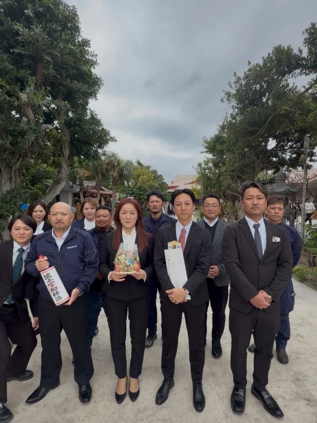 こんにちは
総務部です👀  今年も恒例となっている
波上宮での 初祈祷 を行いました⛩️  一年の感謝と、
これからの安全と繁栄を願い…  日々大切にしている想いを力に変え、
一同、今年も前へ前へ進んでいきます！  #鉄筋工事
#波上宮
#総合建設業
#安全祈願
#商売繁盛
