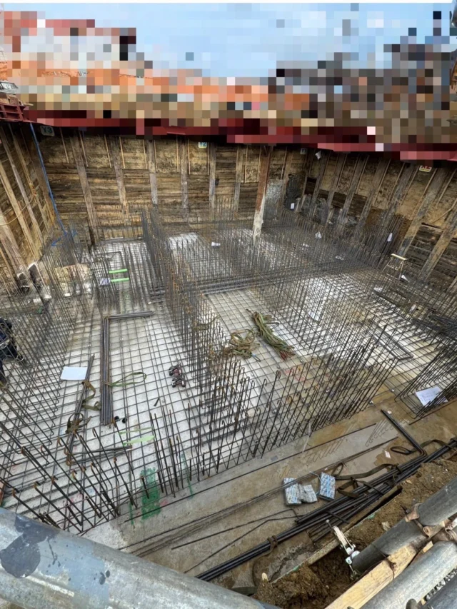 こんにちは
総務部です👀  基礎配筋工事の一コマ📸
完成後には見えなくなる部分ですが、
この鉄筋一本一本が建物の“強さ”をつくっています。
今日も安全第一で施工中です💪  #（株）島袋工業#沖縄鉄筋#鉄筋工事#基礎工事#総合建築