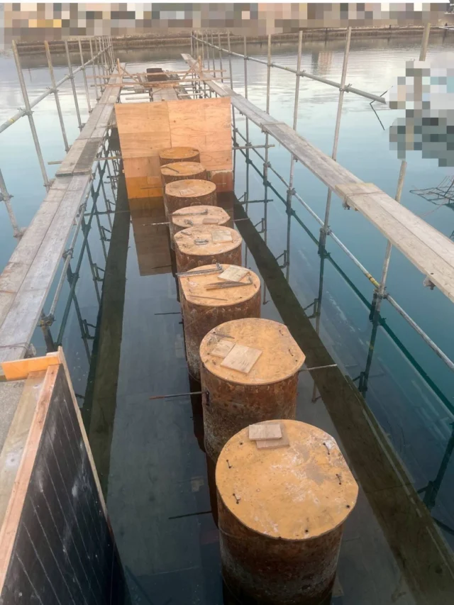 こんにちは
総務部です👀  海の上で鉄筋組んでます💪  足元は海。
でも精度は一切ブレません。  こういう見えない基礎が、
しっかり構造物を支えます。  今日もご安全に！  #鉄筋工事 #海上作業 #基礎づくり#島袋工業#海上施工