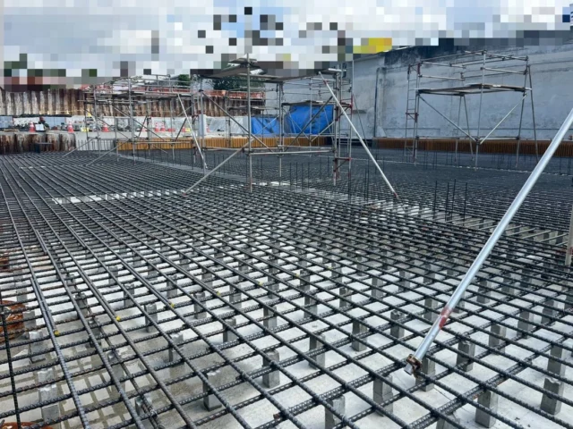 こんにちは
総務部です👀  今回は現場からお届け致します！！  何万本もの鉄筋でつくる、
建物の土台。  ミリ単位で組み上げる
見えないけど一番大事な部分。  妥協せず、丁寧に。  #鉄筋 #鉄筋職人 #建設業 #基礎配筋 #職人